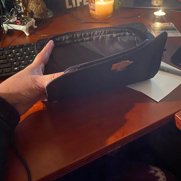 Authentic Giorgio Armani make up bag - Picture 7 of 7